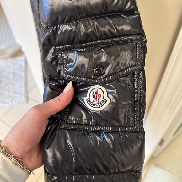 Moncler Black Puffer Jacket with High Collar and Quilted Design - Picture 3 of 9
